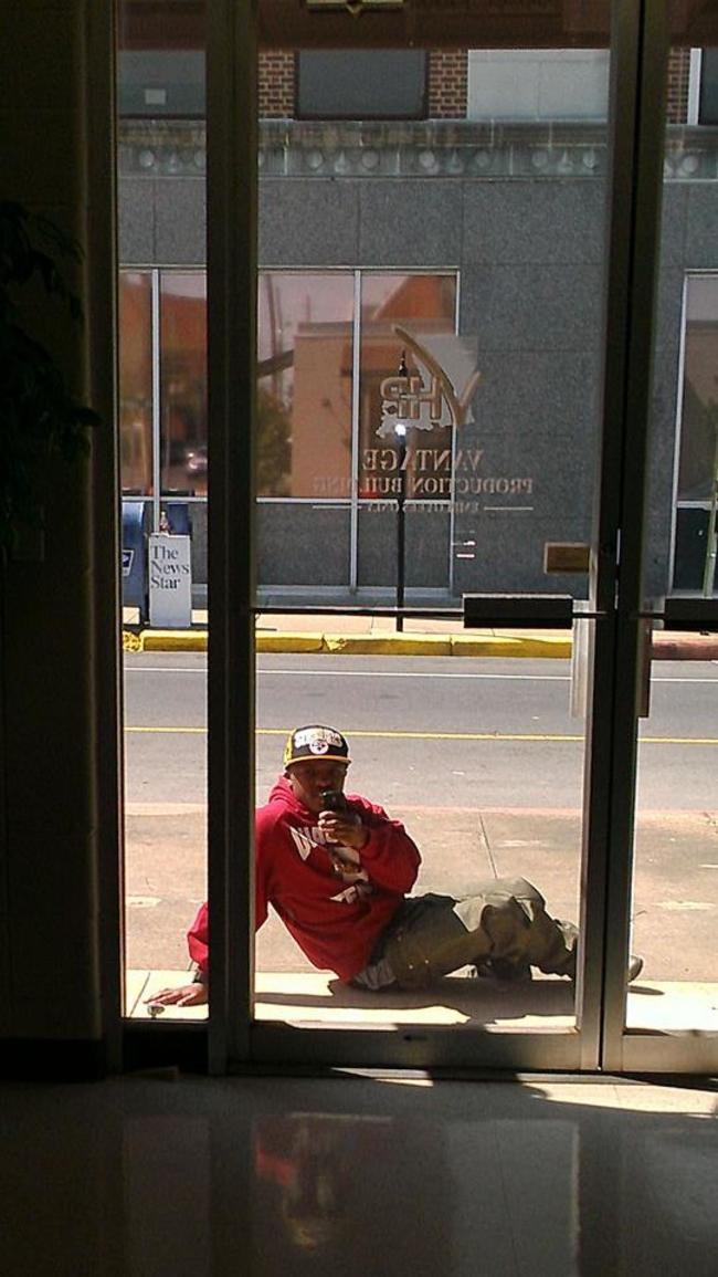 Selfienya Kelewatan, 5 Orang Ini Harusnya Jauh-Jauh Deh Dari Kamera